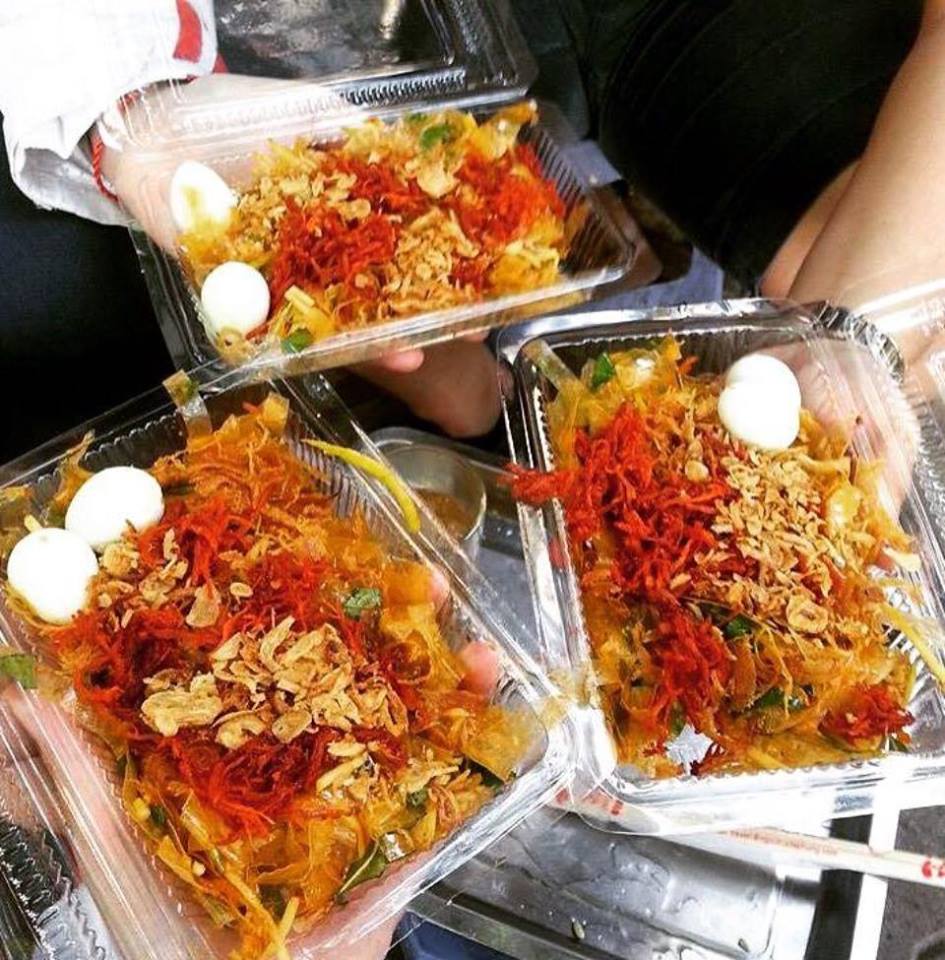 Bánh tráng trộn - Cổng KTX Đại học Ngoại Ngữ - ĐHQGHN, Cầu Giấy - 12.000/suất.
