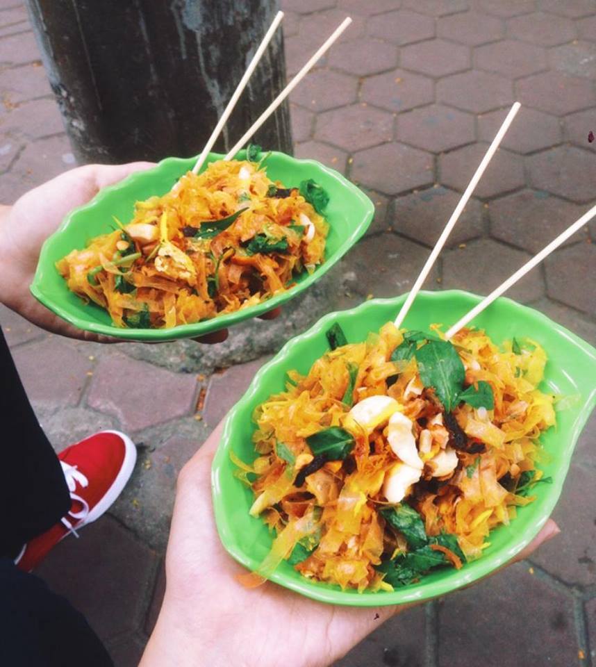 Bánh tráng trộn - Tina Trần, số 3 A15 Ngõ 33 Chùa Láng, Đống Đa - 15.000/suất.