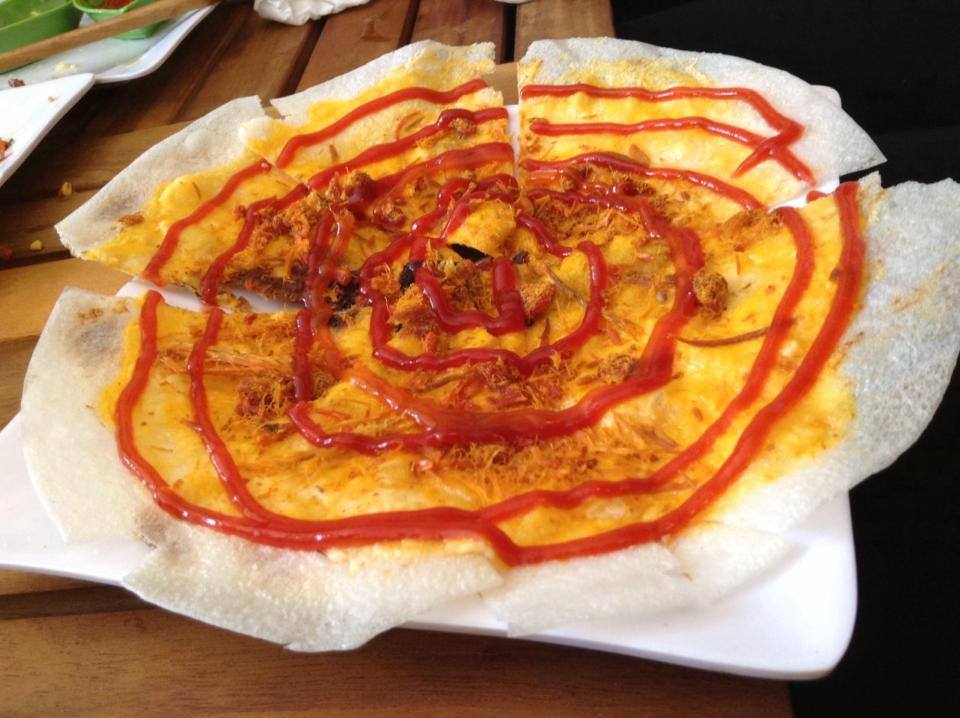  Bánh tráng nướng - Đom Đóm Quán, số 105 E6 Khu tập thể Thành Công, Ba Đình - 15.000/cái.