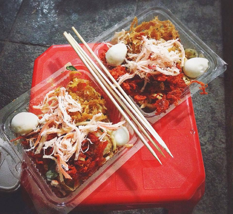 Bánh tráng trộn cô Hiếu - Số 90 Hàng Trống, Hoàn Kiếm - 20.000/suất.