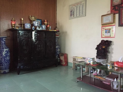 B&agrave;n thờ, ph&ograve;ng kh&aacute;ch v&agrave; l&agrave; ch&ocirc;̃ ăn cơm của gia đ&igrave;nh