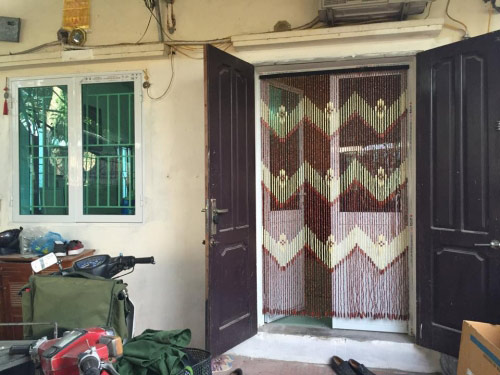 Căn nh&agrave; của gia đ&igrave;nh nam diễn vi&ecirc;n kh&aacute; tuềnh to&agrave;ng, thậm ch&iacute; c&ograve;n thua xa nh&agrave; của những người d&acirc;n sống xung quanh