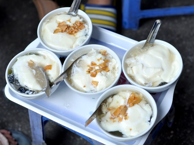 Tào phớ cốt dừa (Nghĩa Tân): Chưa bàn đến chất lượng thì tào phớ ở đây được xem là “phá giá thị trường” khi chỉ có 7.000 đồng/bát. Tuy giá “bèo” là thế nhưng từ tào phớ mịn đến thạch đen mát lành, trân châu dẻo dai và cả nước cốt dừa béo ngậy, dừa tươi, dừa khô đều đủ cả, mà đều rất ngon lành, dễ ăn. Chính vì đáp ứng được đủ tiêu chí “ngon-bổ-rẻ” mà tào phớ ở đây lúc nào cũng được các bạn trẻ “săn đón” rất nồng nhiệt.