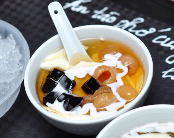 Tào phớ long nhãn (Bạch Mai): Cũng giống như nhiều nơi khác, tào phớ ở đây cũng được chế biến rất giản dị nhưng cũng lại có nét độc đáo rất riêng, nước đường được pha đặc biệt thơm mùi lá nếp vừa là lạ, vừa hay hay. Thạch đen, long nhãn cũng đều được chế biến thủ công nên không chỉ đảm bảo an toàn, chất lượng mà còn rất mềm và ngọt.
