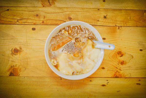 Tào phớ baileys (13 Trần Nhân Tông): tào phớ thì thanh, vị baileys lại nồng và ngậy, rồi lại thêm chút đăng đắng của cafe len lỏi trên đầu lưỡi,tất cả tạo thành một hương vị hài hòa, cái này đưa đẩy cái kia, vừa vặn tuyệt đối. Hơn cả, cái thanh nhẹ, mát lành vốn có của tào phớ sẽ khiến bạn chẳng muốn… ''buông thìa''.