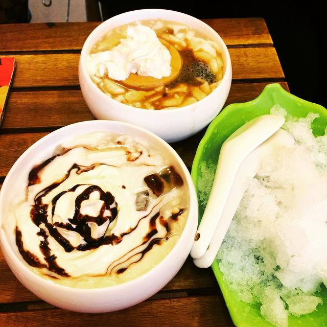 Tào phớ kem cà phê (Nguyễn Du): Sự kết hợp độc đáo giữa nét truyền thống và hiện đại đã làm nên sức hấp dẫn rất đặc biệt cho món ăn này. Cái thanh mát của tào phớ, quyện với chút ngòn ngọt, ngậy ngậy của kem, chút đắng ngọt, nồng ấm của cà phê tạo nên hương vị mà bạn có thể bị “mê hoặc” ngay từ lần đầu nếm thử.