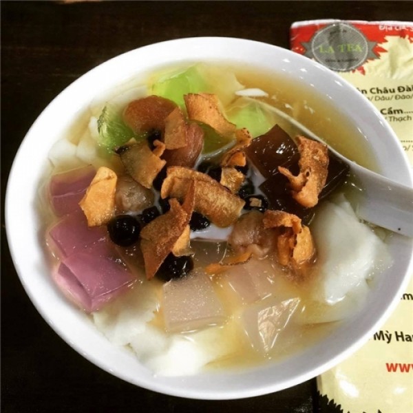 Tào phớ thạch (Trưng Trắc, Hà Đông): Tào phớ ở đây cũng đơn giản thôi, cũng ăn kèm với trân châu, dừa khô, nhưng đặc biệt ở chỗ có nhiều loại thạch khiến màu sắc rực rỡ hơn. Tào phớ ăn kèm với thạch cực kì mát, nước đường và tào phớ đều rất dễ ăn và đạt chuẩn. Một bát tào phớ nhẹ nhàng thế này đảm bảo là quá đủ “thoả mãn” cơn thèm của bạn rồi.