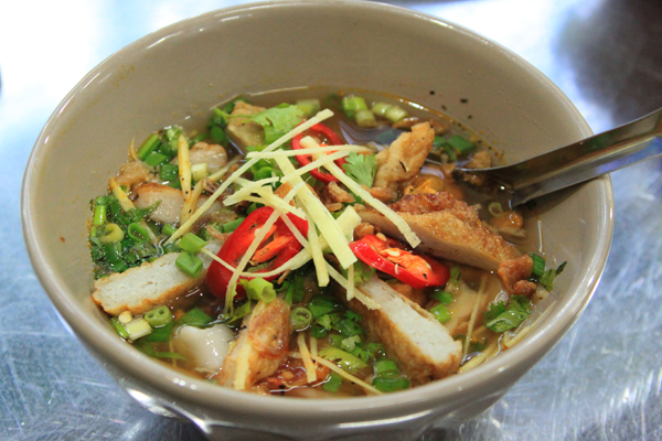 B&aacute;nh canh chả c&aacute;: Ở Nha Trang m&oacute;n n&agrave;y mang hương vị chua ngọt đậm đ&agrave; khiến thực kh&aacute;ch nhớ m&atilde;i. L&agrave; m&oacute;n ăn trứ danh của c&aacute;c tỉnh miền Trung n&oacute;i chung v&agrave; Nha Trang n&oacute;i ri&ecirc;ng, sợi b&aacute;nh canh v&agrave; chả c&aacute; l&agrave; hai th&agrave;nh phần ch&iacute;nh tạo n&ecirc;n m&oacute;n b&aacute;nh canh chả c&aacute;. C&oacute; nhiều c&aacute;ch biến tấu đa dạng tạo sự hấp dẫn ri&ecirc;ng t&ugrave;y v&agrave;o từng địa phương. Khi ăn từng l&aacute;t chả c&aacute; thơm phức, dai, mềm, c&oacute; vị ngọt tự nhi&ecirc;n ch&iacute;nh l&agrave; n&eacute;t l&ocirc;i cuốn tạo n&ecirc;n sự kh&aacute;c biệt cho m&oacute;n ăn d&acirc;n d&atilde;, gần gũi n&agrave;y ở phố biển xứ Trầm Hương.