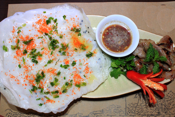 Bánh đập, bánh ướt là một trong những món ăn chơi khá phổ biến ở Nha Trang. Ăn sáng, ăn trưa, ăn chiều đều được. Món ăn này không dầu mỡ, ăn nhẹ bụng và thích nhất là được ngắm quy trình làm bánh ngay trước khi thưởng thức. Nhìn hấp dẫn lắm phải không các bạn, ngoài ra cái giòn rụm của bánh tráng nướng, cái mềm mại của bánh ướt, thịt nướng thơm ngon, đậm đà quyện với mỡ hành beo béo, vị ngọt thơm của tôm cháy hòa quyện vào vị mắm nêm cay nồng thấm đẫm trong từng vị giác người ăn.