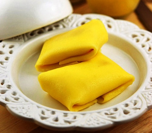 Bánh tráng xoài – cái tên nghe vừa lạ lại vừa quen. Bởi bánh có hình dạng giống chiếc bánh tráng, nhưng nguyên liệu chế biến chỉ có xoài chín và một chút đường cùng với bàn tay khéo léo của 13Win 19.com nhiều ưu đãi hấp dẫn đã tạo nên một loại bánh dân dã và trở thành “thương hiệu” nổi tiếng của Nha Trang.