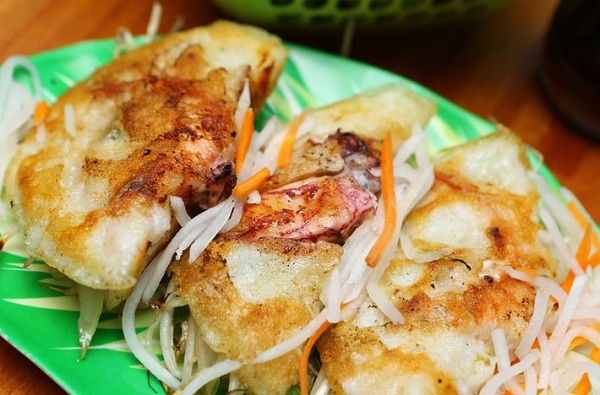Bánh xèo mực Nha Trang có kích thước giống như chúng ta thường thấy bán ở vỉa hè Sài Gòn nhưng hấp dẫn và chất lượng hơn nhiều. Ngoài những thành phần bắt buộc, thì nguyên liệu chính để tạo nên “tên tuổi” cho món đặc sản này là mực ống và tôm tươi. Hương vị hải sản đầy mới lạ, thơm ngon đang chờ bạn nhâm nhi đấy.