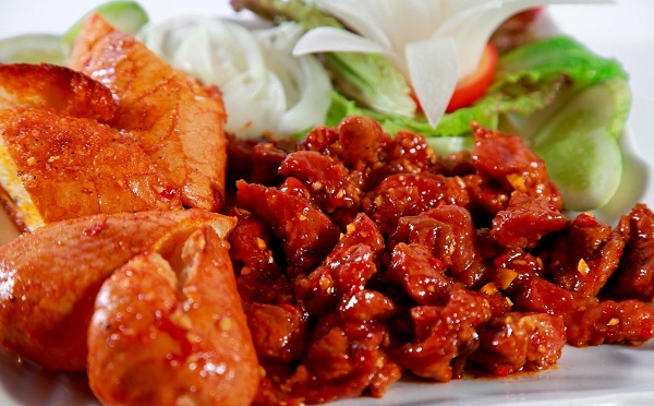 B&ograve; nướng: Chỉ nghe th&ocirc;i th&igrave; bạn cũng đ&atilde; biết được sức h&uacute;t của m&oacute;n n&agrave;y như thế n&agrave;o. D&acirc;n s&agrave;nh ăn vẫn kh&aacute;o nhau rằng: ''du lịch Nha Trang chưa ăn b&ograve; nướng Lạc Cảnh l&agrave; mới biết Nha Trang c&oacute; một nửa''. Tuy đ&oacute; chỉ l&agrave; c&acirc;u đ&ugrave;a nhưng thực ra cũng kh&ocirc;ng phải qu&aacute; lời. Trong cẩm nang ẩm thực của du kh&aacute;ch nước ngo&agrave;i lu&ocirc;n c&oacute; địa chỉ của qu&aacute;n b&ograve; Lạc Cảnh.