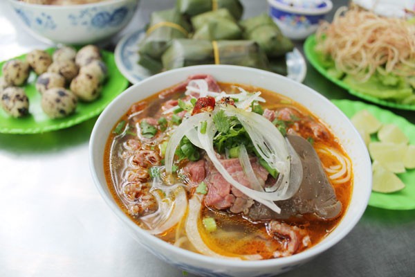 Bún bò Nha Trang thơm ngon mùi mắm ruốc. Thịt bò cũng được làm công phu từ phần thịt bắp, nhiều gân, khi ăn sần sật rất ấn tượng. Nhiều nơi ở Nha Trang còn cho thêm vào tô bún bò tiết luộc, hay giò heo để tăng thêm khẩu vị cho bún - ăn kèm với  rổ rau sống.