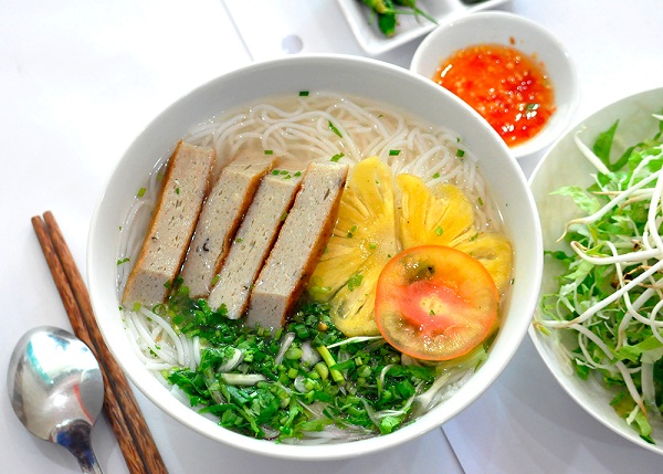 Bún cá trong văn hóa ẩm thực của người dân biển Nha Trang thân thuộc như món phở với người Hà Nội hay tô mì Quảng với người Quảng Nam. Cùng tên nhưng bún cá Nha Trang có nhiều điểm khác biệt với bún cá vùng miền khác, làm nên đặc trưng riêng cho món ăn này. Món này khá độc đáo với nước dùng được ninh bằng cá cờ và xương cá thu. Chính điều đó khiến nước dùng của món bún này có vị thanh ngọt, mát đặc biệt. Một tô bún chả cá Nha Trang đặc biệt còn có thêm sứa và cá dầm, tức phần thịt cá cờ hấp được xé ra từng miếng, ăn vừa thơm, ngọt thịt, lại dai dai.