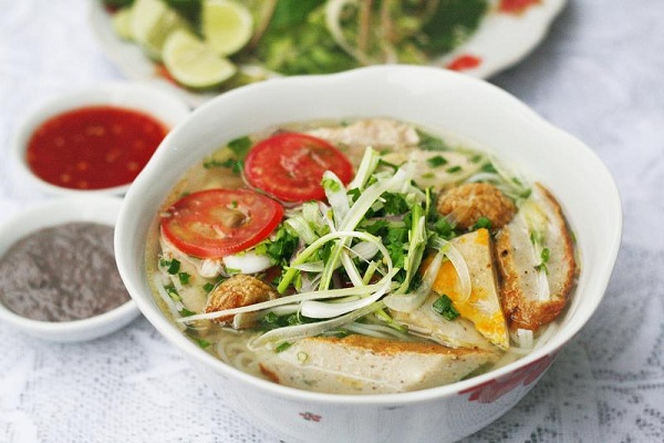 Món bún lá cá dầm nghe rất lạ lẫm đối với vùng miền khác nhưng đối với dân Khánh Hòa thì ai cũng biết món bún này, vì món bún lá cá dầm này rất ngon và được cho là đặc sản của Nha Trang và được hình thành một làng bán bún lá tại Ninh Hòa, gọi là làng bún lá Diên Lạc. Nguyên liệu bún được người dân chế biến khá lạ mắt so với loại bún thông thường mình ăn, người dân sản xuất bún có hình tròn bằng cái bát cơm, khi sản xuất người ta xoáy bún thành hình tròn mỏng và được đổ lên một mảnh lá chuối xanh cắt tròn để không bị dính.