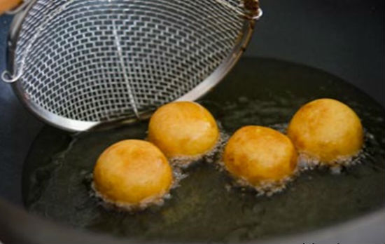 Chi&ecirc;n b&aacute;nh cho đến khi ch&iacute;n v&agrave;ng đều