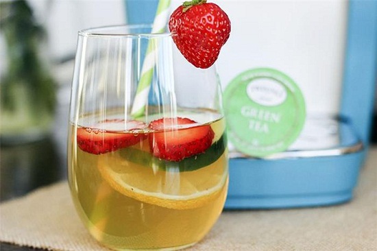 Nước soda, cam thái lát, chanh thái lát, dâu tây (tùy chọn) (giúp tăng cường chất chống oxy hóa)