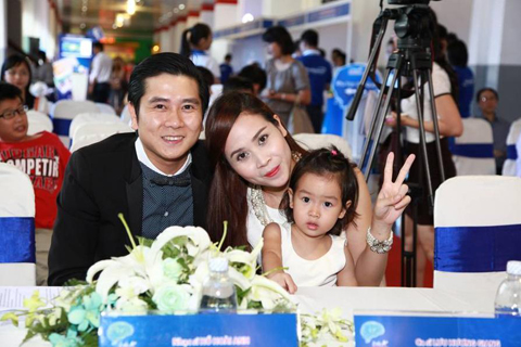 Gia đ&igrave;nh hạnh ph&uacute;c của Lưu Hương Giang v&agrave; Hồ Ho&agrave;i Anh