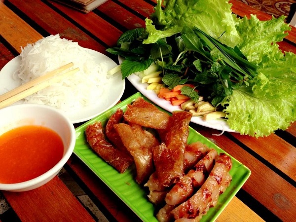 Nhắc đến ẩm thực Nha Trang, kh&ocirc;ng thể kh&ocirc;ng nhắc đến m&oacute;n nem nướng Ninh H&ograve;a hay nem nướng Nha Trang. Nem Nha Trang bao gồm nem chua hay nem nướng. Tuy nhi&ecirc;n, hầu hết c&aacute;c kh&aacute;ch du lịch sẽ đều chọn nem nướng để thưởng thức ở Nha Trang v&agrave; mua nem chua về l&agrave;m qu&agrave; cho mọi người