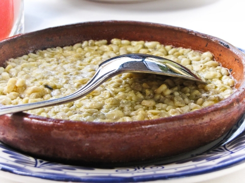 Ấu trùng kiến (Mexico): Món ăn này có tên là “Escamole”, được xem là một đặc sản ở xứ Mêxicô. Những quả trứng có màu sáng, nhìn tương tự như những hạt bắp, chúng thường được chế biến bằng cách chiên với bơ hoặc một chút gia vị, được phục vụ cùng với gà rán, bánh taco hoặc bạn có thể ăn không. Nhìn trông có vẻ khiêm tốn nhưng ai đã từng thưởng thức món này đều nhận xét chúng giòn và có vị như phô mai.