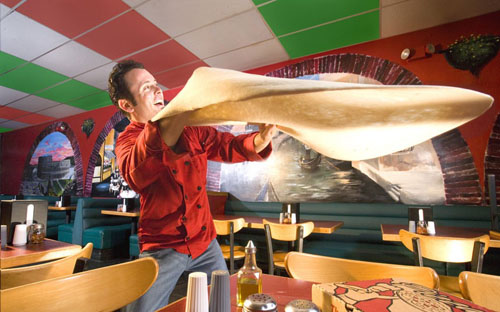 Bánh pizza lớn nhất, làm trong thời gian nhanh nhất: Đầu bếp Tony Gemignani đến từ Mỹ đã lập kỷ lục khi sử dụng 500 g bột và chỉ mất 2 phút để tạo ra chiếc đế bánh Pizza có đường kính 84,33 cm tại một trung tâm 13Win19 tải ứng dụng ở Minneapolis, Minnesota, Mỹ ngày 20/4/2006.