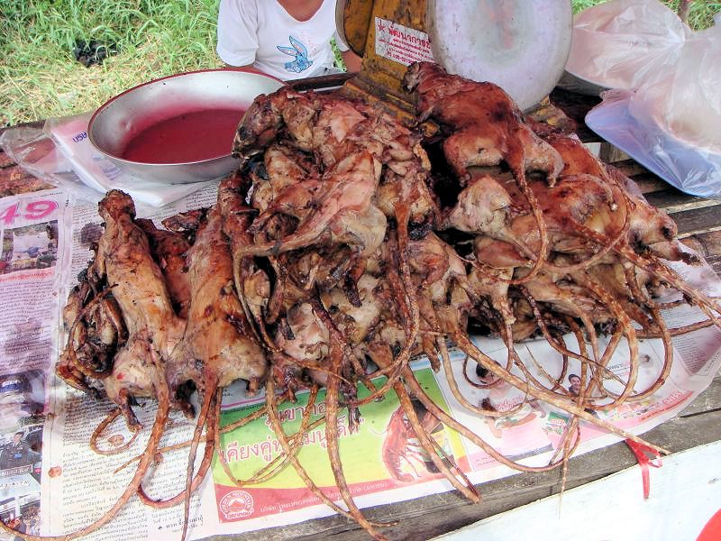 Món ăn rẻ tiền nhất: Chính là món chuột đồng nướng tại Việt Nam, ngoài ra đây còn là món ăn yêu thích của nhiều Đăng Ký 13Winvn Com Chính Thức Châu Á khác như Thái Lan… với một mức giá rất rẻ, thậm chí chuột có thể được bắt trên những cánh đồng quê, chế biến ngay tại chỗ mà không mất một xu nào. Bình luận về điều này, Telegraph cho biết: “Chuột gây hại cho mùa màng nên những người nông dân bắt chúng về, nướng chín, bọc trong lá chuối và mang ra chợ bán như một món ăn cho bữa tối”.