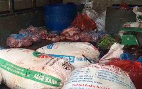 Khoảng hơn 400kg mỡ động vật v&agrave; nội tạng đang bốc m&ugrave;i h&ocirc;i thối. Ảnh VOV