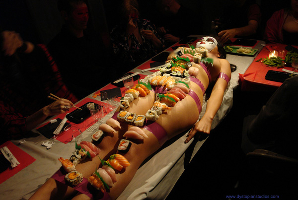 Món ăn thô tục nhất: Sushi là một món ăn đặc trưng của người dân Nhật Bản và hiện nay đã rất phổ biến trên thế giới. Sushi ngon không chỉ ở hương vị và cách thức chế biến độc đáo, mà còn thú vị ở phần trình bày vô cùng bắt mắt. Nhưng, nếu bạn đã thử qua tiệc sushi Nyotaimori đặc biệt nhất được trình bày trên cơ thể của một cô gái khỏa thân, thì có thể bạn sẽ có phần vừa thích thú, vừa ngại ngùng. Tờ Telegraph nhận xét đây là món ăn thô tục nhất thế giới, bất chấp việc những món ăn được bày trí khá đẹp mắt và tinh tế. Để có thể thưởng thức một bữa tiệc sushi ở Nhật Bản này thì bạn cũng phải chi ra một khoản kha khá.