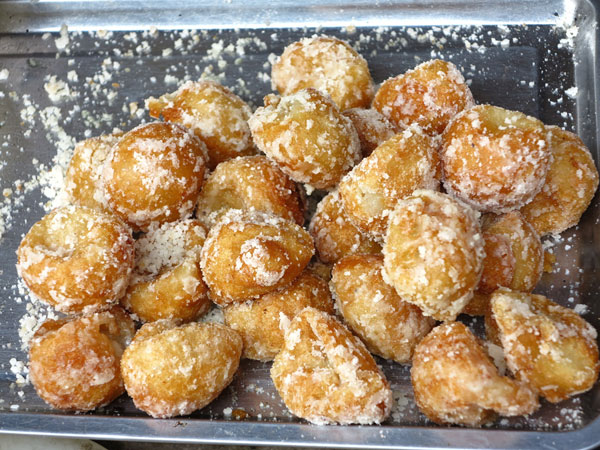 Bánh cam ngào đường: Bánh cam ngào đường mật hay còn gọi là bánh rán là miền Bắc cực hấp dẫn nhưng chỉ có giá tầm 3.000 đồng một cái. Bánh cam (hay bánh rán) là món quà vặt quen thuộc của một thời học sinh trước tuổi 8x, là món bánh lót dạ cho người dân tứ xứ ở các bến xe. Hiện nay, để tìm ăn bánh cam không khó nhưng để ăn được chiếc bánh ngon chẳng dễ dàng. Bánh cam bày bán dạo thường có phần bột dai cứng, không còn ngon đúng vị như ngày xưa. Bánh cam ngào đường: Bánh cam ngào đường mật hay còn gọi là bánh rán là miền Bắc cực hấp dẫn nhưng chỉ có giá tầm 3.000 đồng một cái. Bánh cam (hay bánh rán) là món quà vặt quen thuộc của một thời học sinh trước tuổi 8x, là món bánh lót dạ cho người dân tứ xứ ở các bến xe. Hiện nay, để tìm ăn bánh cam không khó nhưng để ăn được chiếc bánh ngon chẳng dễ dàng. Bánh cam bày bán dạo thường có phần bột dai cứng, không còn ngon đúng vị như ngày xưa.