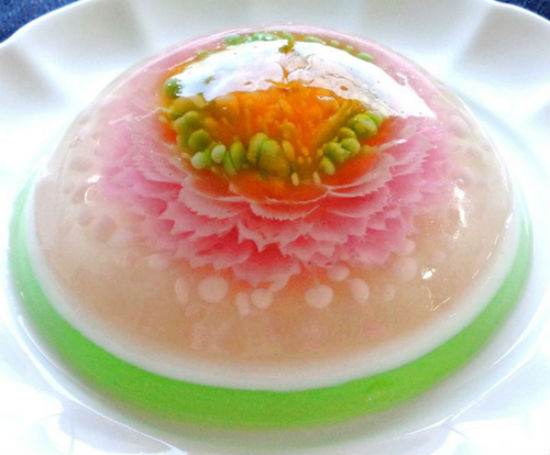 Để làm nhụy hoa, dùng kim tiêm bơm trực tiếp thach sữa vào, nếu thạch sữa tràn ra ngoài, dùng giấy thấm ngay. Đổ nốt phần thạch dư vào lỗ hổng ở miếng thạch.Đợi thạch đông, úp thạch ra đĩa bạn sẽ được phần thạch 3D đẹp mắt.