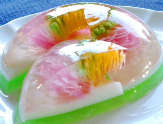 Lưu ý: Với cách làm thạch 3D này bạn sẽ không cần đến những đồ dùng chuyên dụng, tất cả những thứ bạn cần đều là những nguyên liệu dễ kiếm, dễ tìm. Nếu sử dụng màu 13Win OKVIP Cá cược bóng đá để tạo màu cho thạch, bạn chỉ cần dùng 1-2 giọt màu 13Win OKVIP Cá cược bóng đá, thạch đã có màu đậm rồi. Khi tạo phần hoa bạn lưu ý chỉ tạo trong phạm vi lỗ thạch đã khoét để cho khi hoàn thành, bông hoa nằm hoàn toàn trong thạch rau câu. Khi bơm thạch luôn giữ thạch ở dạng lỏng như vậy thạch bơm mới đều, đẹp mắt.