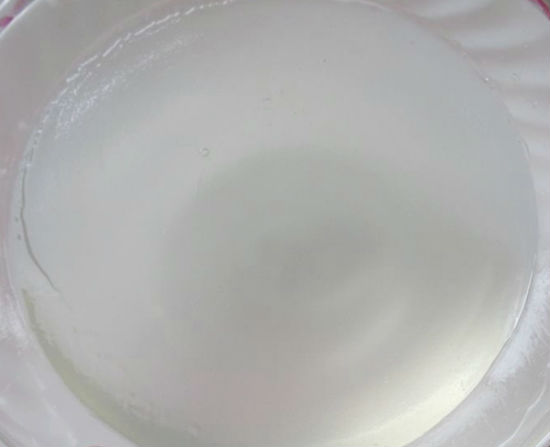 Trộn 800ml nước + 5 g thạch rau câu, đường vào một nồi lớn, đặt lên bếp đun với lửa vừa, vừa đun vừa khuấy đều đến khi sôi nhẹ thì tắt bếp. Vớt bớt bọt, đổ thạch vào một bát lớn, để nguội rồi cho vào ngăn mát tủ lạnh 2-3 giờ cho thạch đông lại. Hoà bột thạch còn lại với 100ml nước khuấy tan cho lên bếp đun với lửa nhỏ, khi thạch tan thì cho sữa tươi và sữa đặc vào khuấy chung trong vòng 30 giây thì tắt bếp.