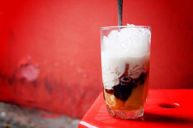 Chè Sài Gòn: Chè Sài Gòn một trong những món ăn vặt nổi tiếng Sài Thành. Chè Sài Gòn quyến rũ bằng vị thơm và quyến rũ tự nhiên. Mỗi ly chè được bán với giá 6.000 – 8.000 đồng/ly. Một món ăn vặt vỉa hè được du khách Sài Gòn yêu thích. Chè Sài Gòn: Chè Sài Gòn một trong những món ăn vặt nổi tiếng Sài Thành. Chè Sài Gòn quyến rũ bằng vị thơm và quyến rũ tự nhiên. Mỗi ly chè được bán với giá 6.000 – 8.000 đồng/ly. Một món ăn vặt vỉa hè được du khách Sài Gòn yêu thích.