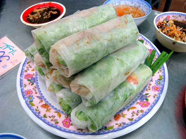 Gỏi cuốn: Gỏi cuốn gồm nhiều nguyên liệu đơn giản như bún, rau xà lách, tôm, thịt luộc, là hẹ...một món ăn đầy đủ chất dinh dưỡng nên không lạ gì khi nó rất được lòng các du khách nữ khi đến du lịch Sài Gòn Gỏi cuốn: Gỏi cuốn gồm nhiều nguyên liệu đơn giản như bún, rau xà lách, tôm, thịt luộc, là hẹ...một món ăn đầy đủ chất dinh dưỡng nên không lạ gì khi nó rất được lòng các du khách nữ khi đến du lịch Sài Gòn