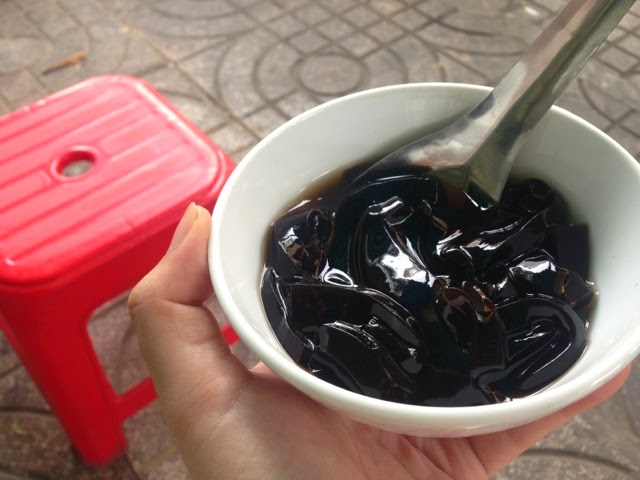 Sương sâm sương sáo: Chỉ với 3.000 đồng/ly bạn đã có ngay cho mình một ly sương sâm thanh mát, giải nhiều từ trong ra ngoài. Sương sâm nổi tiếng là loại lá thanh nhiệt, có thể chế biện thành dạng thạch đông, dùng kèm với đường phèn và đá, để làm món chè giải nhiệt hiệu quả. Sương sâm được bán nhiều trong Sài Gòn với giá rất mềm vì lá sương sâm vốn là loài dễ trồng. Bạn có thể tìm ăn món này ở tất cả các chợ trong thành phố. Sương sâm sương sáo: Chỉ với 3.000 đồng/ly bạn đã có ngay cho mình một ly sương sâm thanh mát, giải nhiều từ trong ra ngoài. Sương sâm nổi tiếng là loại lá thanh nhiệt, có thể chế biện thành dạng thạch đông, dùng kèm với đường phèn và đá, để làm món chè giải nhiệt hiệu quả. Sương sâm được bán nhiều trong Sài Gòn với giá rất mềm vì lá sương sâm vốn là loài dễ trồng. Bạn có thể tìm ăn món này ở tất cả các chợ trong thành phố.