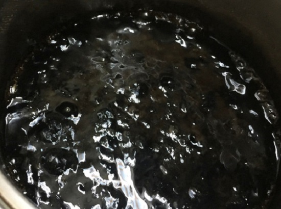 Khi nấu cần khuấy đều tay để bột ch&iacute;n đều