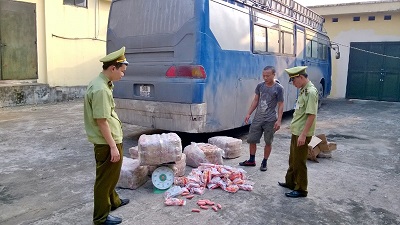 200 kg x&uacute;c x&iacute;ch kh&ocirc;ng r&otilde; nguồn gốc bị lực lượng chức năng bắt giữ. Ảnh QN