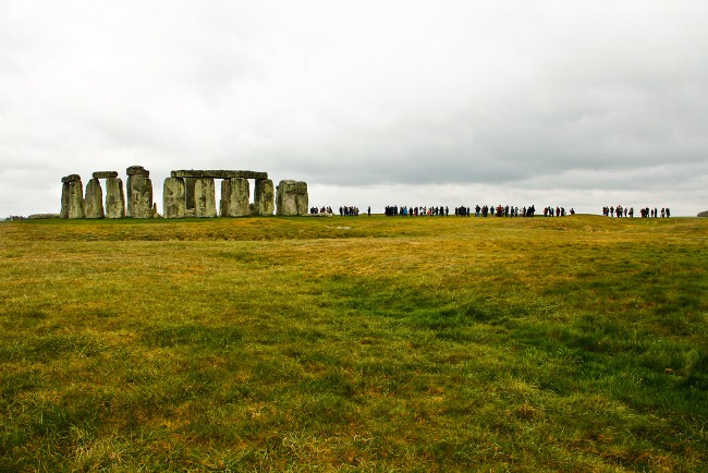 Phiến đá Stonehenge: bãi đá cổ Stonehenge là di tích gắn liền với thời kỳ tiền sử nổi tiếng trên toàn thế giới. Nhiều bằng chứng cho thấy di tích này được dựng lên từ hơn 4500 năm trước. Những câu chuyện bí ẩn xung quanh bàn đá cổ này cùng giá trị lịch sử, khảo cổ khiến Stonehenge trở thành điểm tham quan du lịch nổi tiếng nhất xứ sở sương mù.