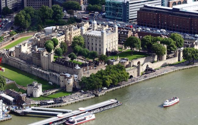 Tháp London: Nơi đây từng là nhà giam từ năm 1100 đến giữa thế kỷ 12. Ngày nay tháp London còn được biết đến với tên gọi Pháo đài của Nữ hoàng. Đây chính là tòa nhà gắn liền với rất nhiều truyền thuyết ma ám nổi tiếng tại Anh quốc với vô số lời đồn đại về các câu chuyện ma nổi tiếng.