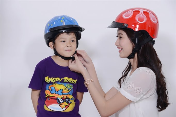 C&oacute; nhiều mẫu mũ bảo hiểm cho cả người lớn v&agrave; trẻ em