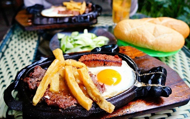 Phố bít tết Hòe Nhai: Nếu tới đây lần đầu, chắc hẳn bạn sẽ hoa mắt trước các hàng bít tết san sát nhau và phân vân không biết chọn hàng nào. Một suất bít tết ở Hòe Nhai cơ bản là giống nhau với thịt bò, pate, trứng ốp, thịt viên xíu mại, hành tây, cà chua... chỉ hương vị là có khác biệt chút ít. Dù chất lượng không phải quá xuất sắc nhưng giá cả bình dân, nhân viên phục vụ nhanh chóng nên hầu hết các quán đều nhộn nhịp mỗi tối.