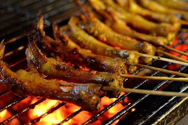 Phố chân gà nướng Lý Văn Phúc: Buổi tối, khi ngang qua phố Nguyễn Thái Học, có lẽ không ai là không chú ý tới con phố nhỏ đông đúc người cùng làn khói mờ ảo cay mắt nhưng nức mũi người qua đường. Chân gà nướng phố Lý Văn Phúc với các quán hàng trải khắp phố từ lâu đã trở thành “thương hiệu” bởi hương vị thơm ngon và giá cả khá bình dân. Bí quyết chủ yếu ở đây chính là kĩ năng tẩm ướp khéo với mật ong và các loại gia giảm sao cho ngấm, sau đó nướng trên than hoa đến khi bên trong chín đều, còn bên ngoài vàng ươm, ăn giòn tan, thơm lựng. Cùng với chân gà nướng, cánh gà nướng, khoai nướng hay bánh mì bơ nướng cũng là những món “đỉnh” rất được lòng các bạn trẻ.