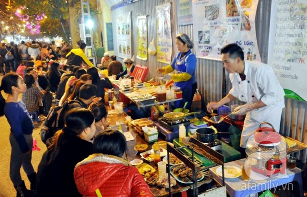 Phố ẩm thực Hàng Buồm: Là một con phố ẩm thực mới thành lâp, nhưng Hàng Buồm đã thu hút rất nhiều thực khách hàng tối. Trên con phố dài khoảng gần 300 mét đã có đến 40 quầy hàng bày bán đồ ăn vặt, nước uống các loại. Từ các món ăn ẩm thực truyền thống Hà Nội đến đồ ăn nhẹ kiểu Âu như bít tết, súp gà, hay đồ ăn nhanh, ăn vặt như khoai chiên, chả nướng…