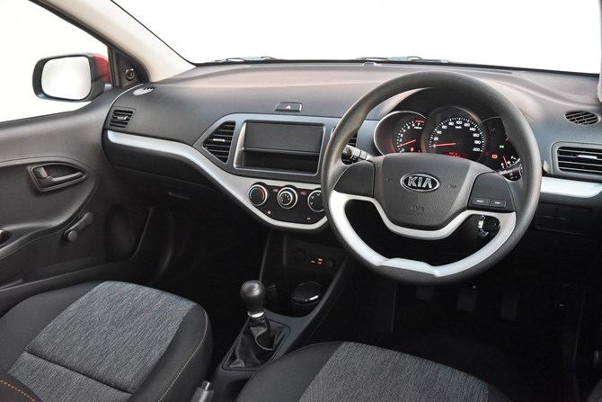 Picanto LS không được trang bị radio Tiêu chuẩn nhưng có 2 loa phía trước, kết nối AUX/USB để có thể kết hợp với radio lắp ngoài. Ảnh: Bizlive