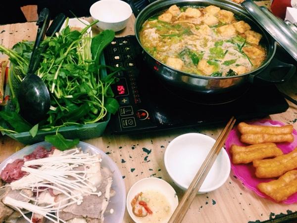 Phố lẩu Phùng Hưng: Có lẽ ở Hà Nội, Phùng Hưng là phố lẩu xuất hiện sớm nhất và lâu đời nhất. Vào các buổi chiều tối, đặc biệt là vào cuối tuần và những ngày trời lạnh, các quán lẩu ở đây thường tấp nập khách ra vào. Khách hàng đến đây có nhiều lứa tuổi nhưng chủ yếu là giới trẻ. Điểm cộng của phố là giá cả phải chăng, khoảng 200K/nồi lẩu đủ cho 3 người ăn, tuy nhiên thực khách cũng sẽ có thể cảm thấy khó chịu với kiểu chào mời khách thái quá.
