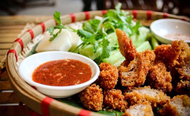 Ngõ nem rán Tạm Thương: Tạm Thương là một con ngõ nhỏ nằm trên phố Hàng Bông. Với các tín đồ ẩm thực, đây là một điểm đến không thể bỏ qua với món nem chua rán thơm ngon nổi tiếng. Nếu bạn đến đây, hãy cẩn thận với những lời mời chào và khả năng bị “chặt chém” vô lý.