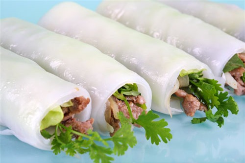 Phố phở cuốn Ngũ Xã: Phở cuốn là món ăn đặc sản được sinh ra ở Ngũ Xã, con phố nhỏ ven hồ Trúc Bạch. Có lẽ vì vậy nên khi nhắc đến món ăn này, người dân Hà Nội luôn nhắc đến tên con phố này. Giờ đây, Ngũ Xã không chỉ có phở cuốn, mà đã thêm phở chiên phồng dễ ăn. Giá cả ở đây khá rẻ từ khoảng 20 – 55k, càng ăn nhiều thì càng rẻ.