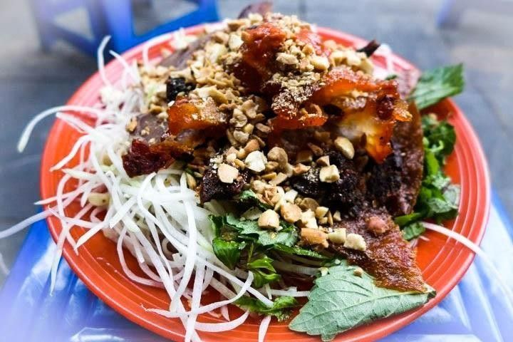Phố nộm Hoàn Kiếm: Phố nộm không dài, chỉ chừng 50 mét, nhưng ở đây quy tụ đến năm, sáu quán nộm bò khô nằm san sát. Những đĩa nộm bò khô với đủ các nguyên liệu quen thuộc như đu đủ, bò khô, rau thơm, lạc rang, nước chấm đã tạo nên danh tiếng cho con phố này. Phố nằm ngay cạnh hồ Hoàn Kiếm, thu hút vô cùng nhiều thực khách bất kể đông hay hè. Giá cả phố nộm không đắt, chỉ từ khoảng 30k/đĩa. Nơi đây đã gắn bó với biết bao thế hệ người Hà Nội.