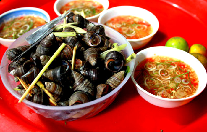 Phố ốc Hồ Tây: Dạo quanh Hồ Tây, bạn sẽ dễ dàng bắt gặp những quán ốc, hải sản san sát với những dãy bàn ghế nhựa kê hàng dài trên vỉa hè. Phố ốc bắt đầu từ 3h chiều và nhộn nhịp cho tới tận 12h đêm. Chẳng phải nơi ngon nhất trong “bản đồ ốc” Hà Thành nhưng nhiều người vẫn chuộng ốc Hồ Tây vì các loại ốc phong phú, tươi ngon.