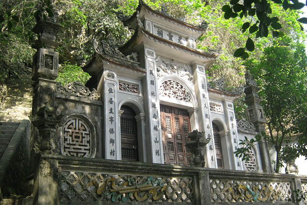 Chùa Địch Lộng: Du khách thăm chùa Địch Lộng, từ Hà Nội theo đường quốc lộ 1Avề phía Nam, qua cầu Đoan vĩ, còn gọi là cầu Khuất, rẽ tay phải đi khoảng 1 km nữa là đến. Chùa Địch Lộng, thuộc xã Gia Thanh ,huyện Gia Viễn, tỉnh Ninh Bình, chùa ở lưng chừng núi Địch Lộng, có độ cao so với chân núi khoảng 80 mét. Hệ thống kiến trúc đình, đền, được xây dựng dưới chân núi theo thế chữ Tam'' trên một khu đất rộng hơn 1 ha. Ngôi đình 5 gian mọc sừng sững được gọi là Đình Đá, vì tất cả các cột, tảng, xà đùi, cái bẩy đều bằng đá.